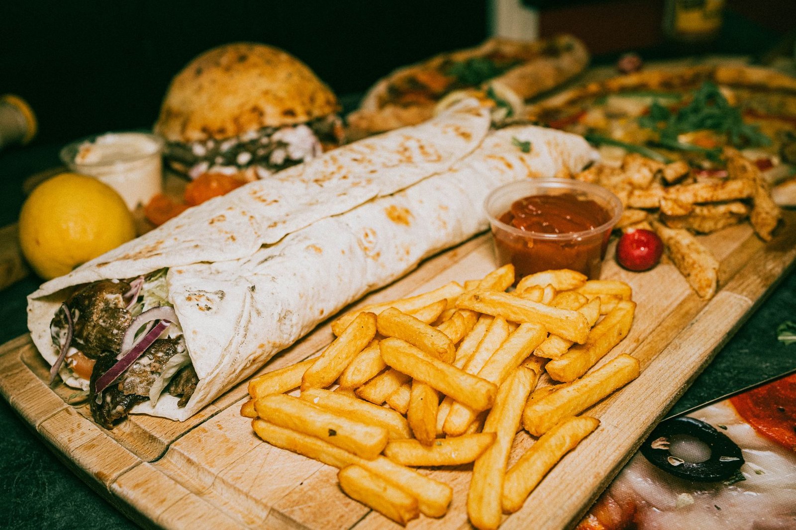 Durum kebab z frytkami na desce